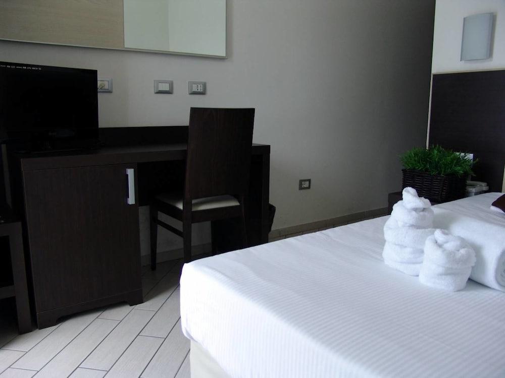 Hotel Paradise Airport Форлі Екстер'єр фото