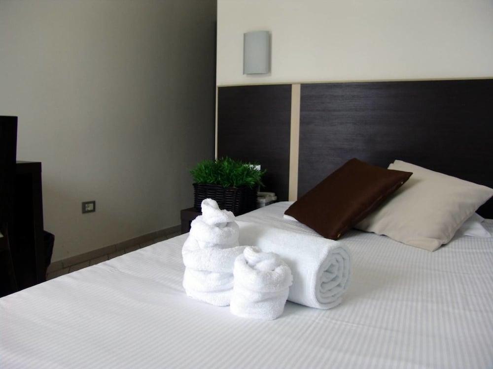 Hotel Paradise Airport Форлі Екстер'єр фото