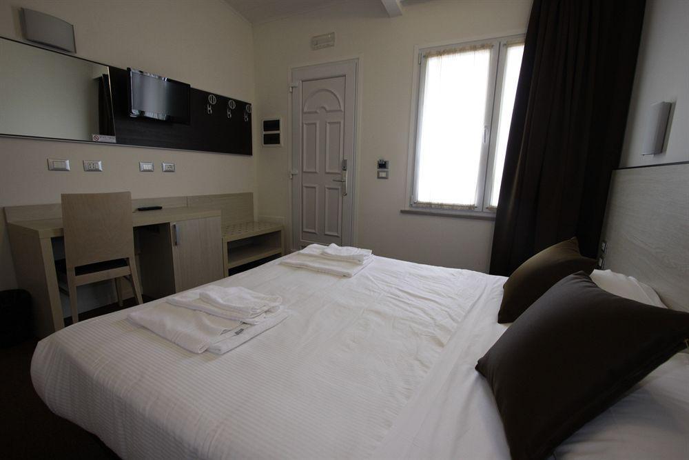 Hotel Paradise Airport Форлі Екстер'єр фото