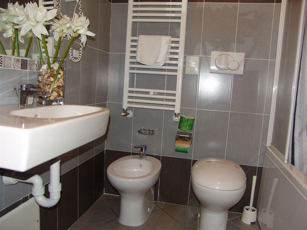 Hotel Paradise Airport Форлі Екстер'єр фото