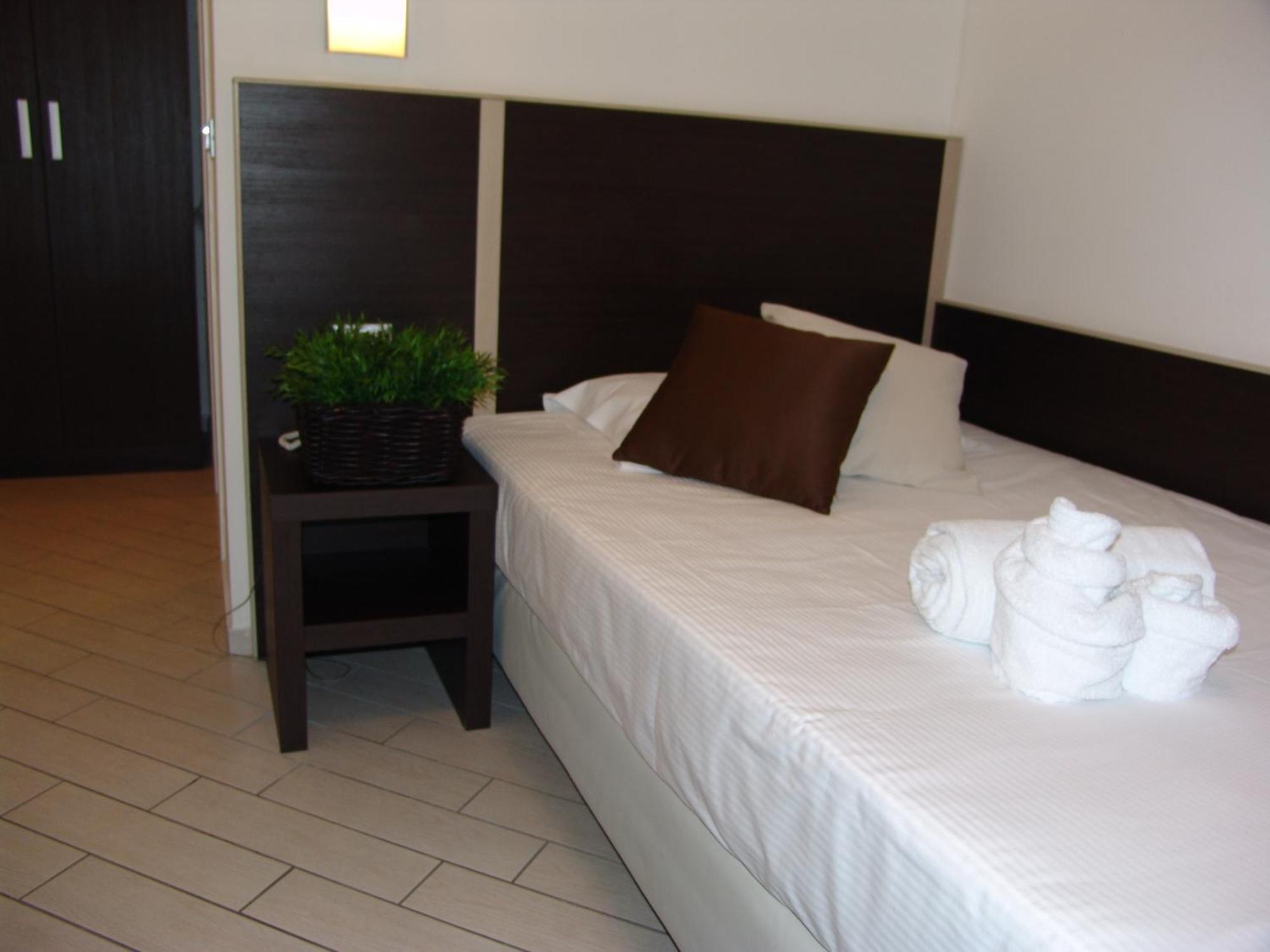Hotel Paradise Airport Форлі Номер фото