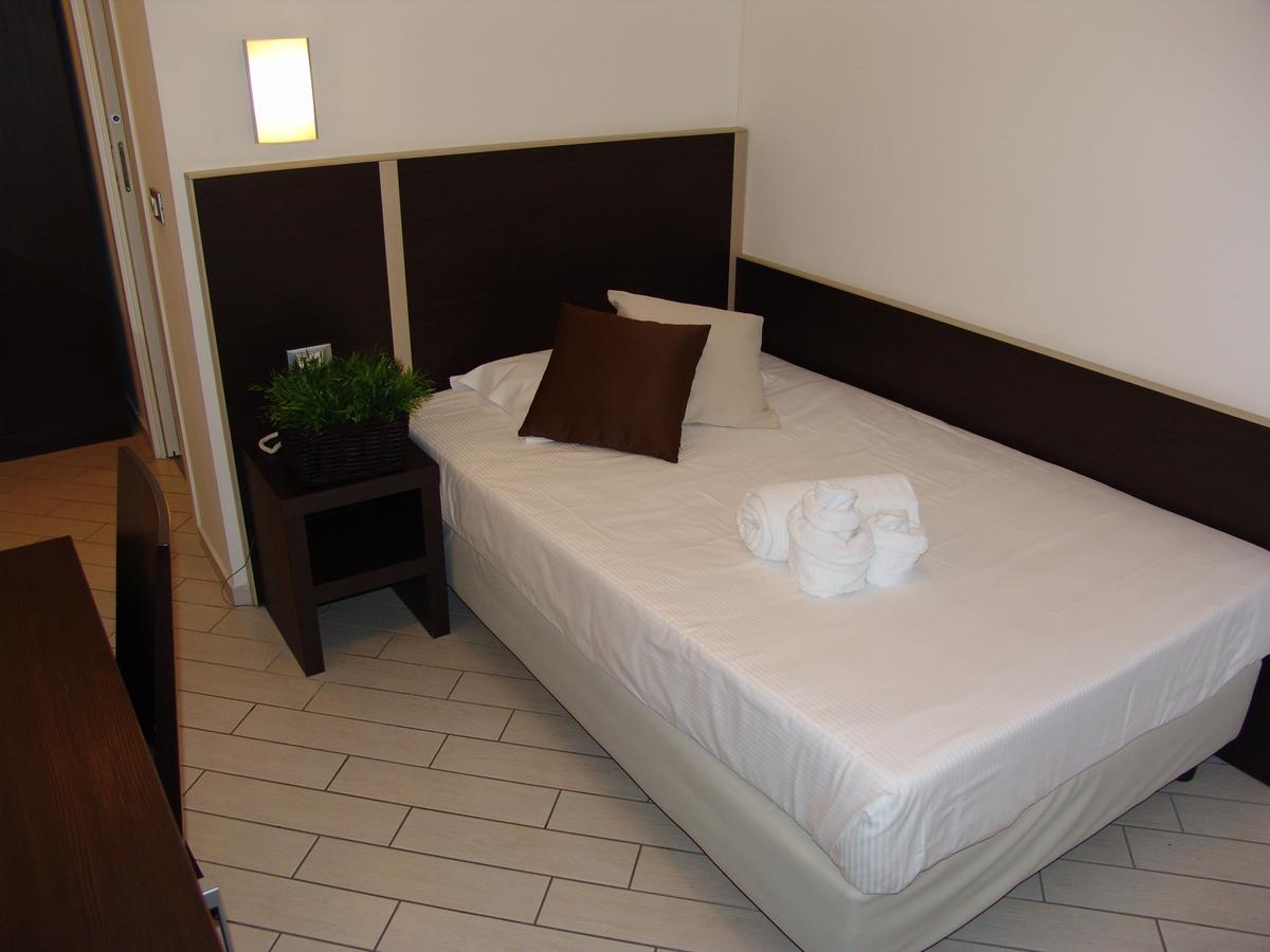 Hotel Paradise Airport Форлі Екстер'єр фото